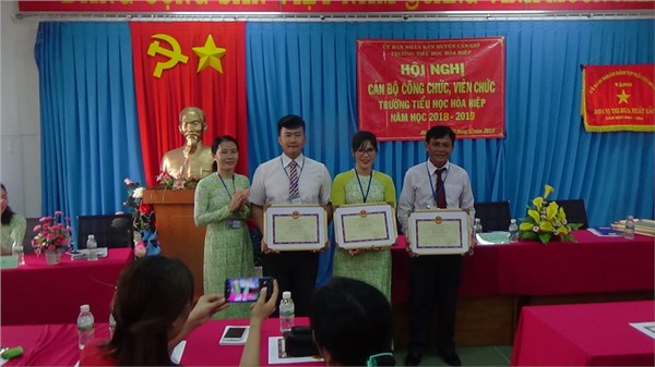 phat giay khen CSTĐ.JPG
